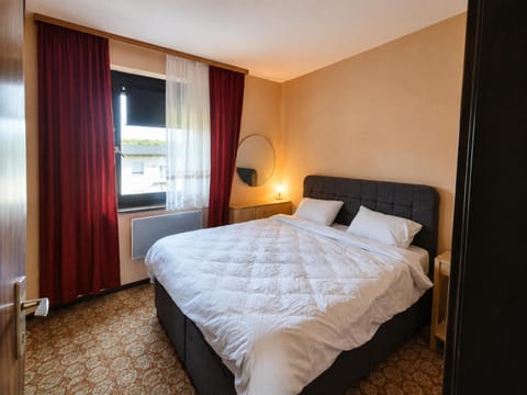 Property building, Bed, Bedroom