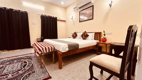 Bed, Seating area, Bedroom