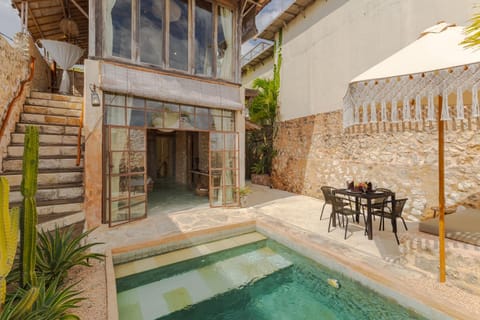 Property building, Patio, Day, Pool view, Swimming pool, sunbed