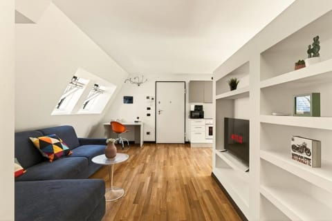 TV and multimedia, Living room, Seating area, air conditioner