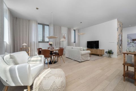 TV and multimedia, Living room, Seating area, Evening entertainment