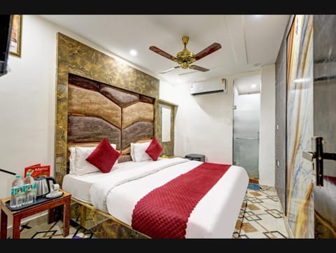 Bed, Photo of the whole room, fireplace, wardrobe, air conditioner