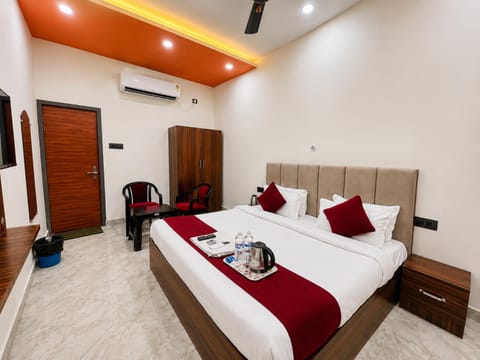 Bed, Living room, Photo of the whole room, Seating area, Bedroom, wardrobe, air conditioner