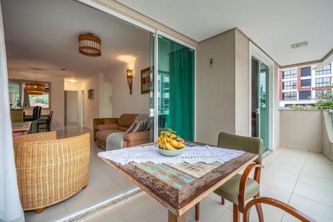 Living room, Food and drinks, Seating area, Dining area, Food