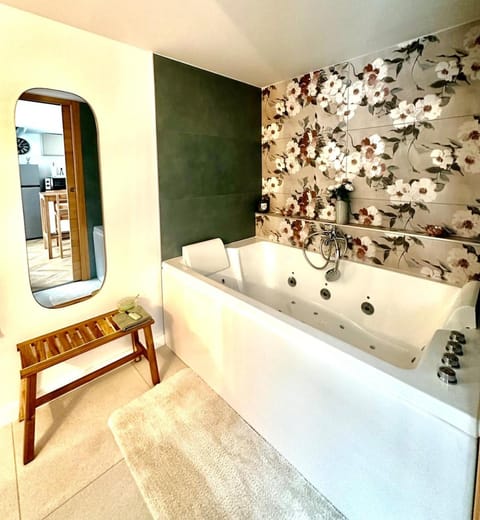 Hot Tub, Bathroom