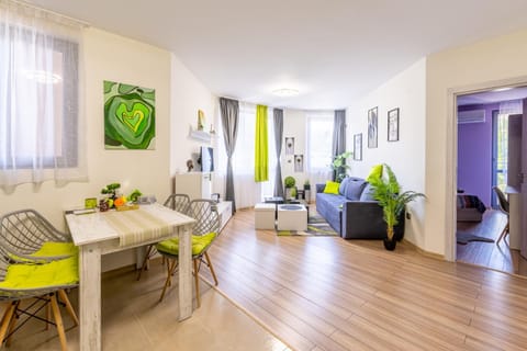 TV and multimedia, Seating area, Dining area