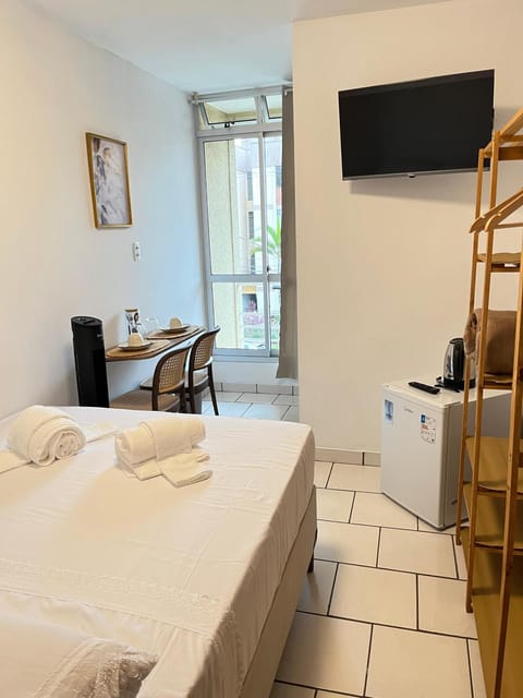 Bed, TV and multimedia, Photo of the whole room, Bedroom, towels
