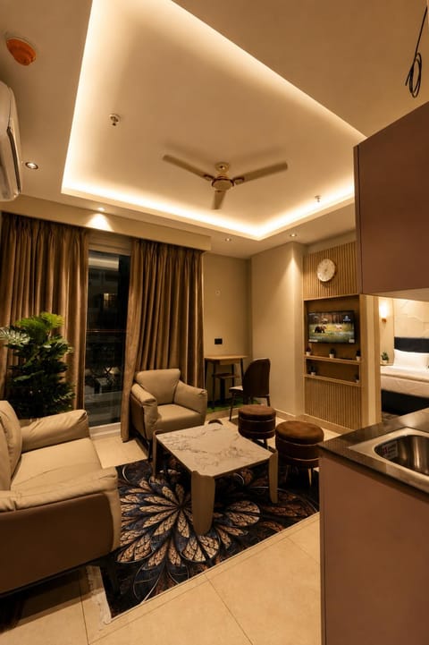 TV and multimedia, Kitchen or kitchenette, Living room, Seating area, air conditioner