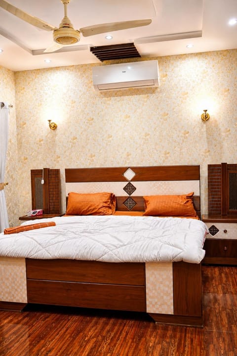 Bed, Photo of the whole room, Bedroom, wardrobe, air conditioner