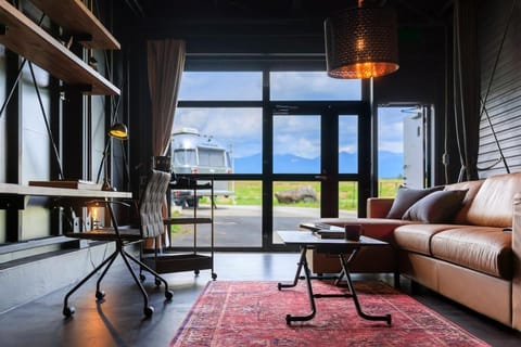 Communal lounge/ TV room, Natural landscape, Library, Living room, Lounge or bar, Seating area, Mountain view, Mountain view, Parking