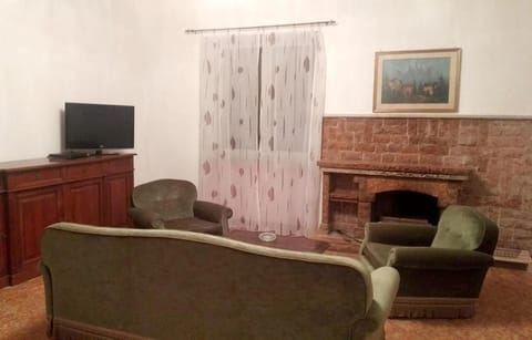 Communal lounge/ TV room, TV and multimedia, Living room, Seating area, Evening entertainment