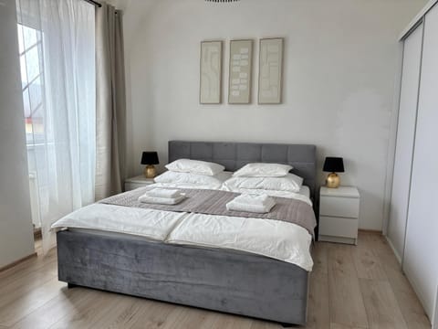 Photo of the whole room, Bedroom, towels