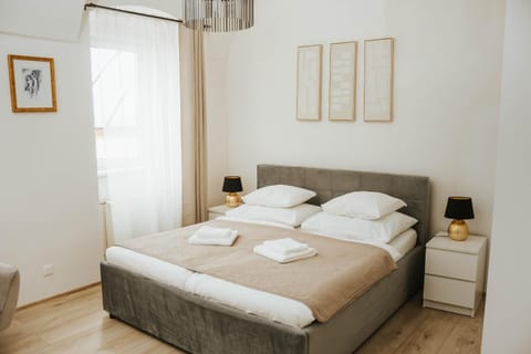 Bedroom, internet
