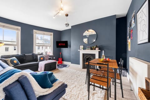 TV and multimedia, Living room, Seating area, Dining area