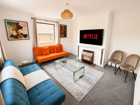 Communal lounge/ TV room, TV and multimedia, Living room, Seating area, Evening entertainment, heating