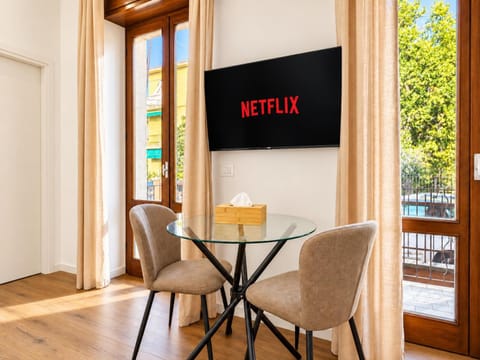 TV and multimedia, Living room, Seating area, Dining area
