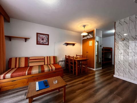 Ski School, Skiing, Living room, Dining area