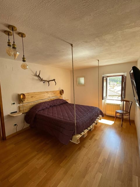 Bed, TV and multimedia, Living room, Photo of the whole room, Seating area, Bedroom