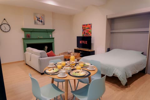Bed, TV and multimedia, Living room, Photo of the whole room, Dining area