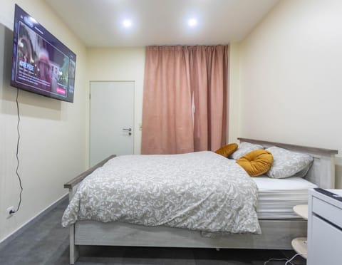 Bed, TV and multimedia, Photo of the whole room, Bedroom