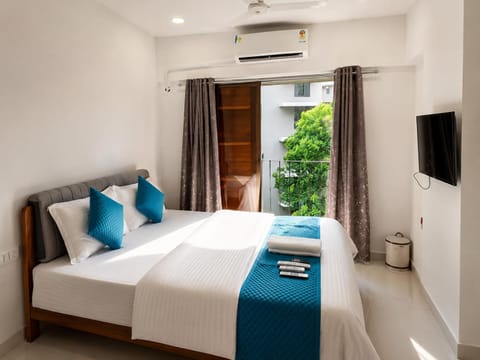 Property building, Bed, Photo of the whole room, air conditioner