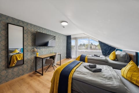 Bed, TV and multimedia, Photo of the whole room, Bedroom