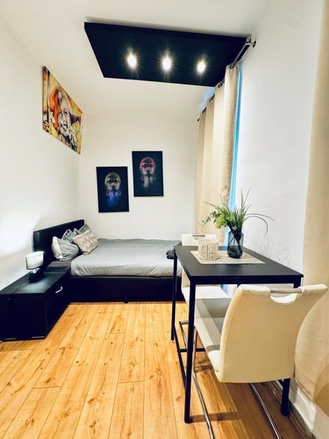 Bed, Photo of the whole room, Seating area, Dining area, Bedroom