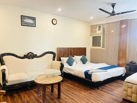 Bed, Living room, Photo of the whole room, Seating area, Bedroom, fireplace