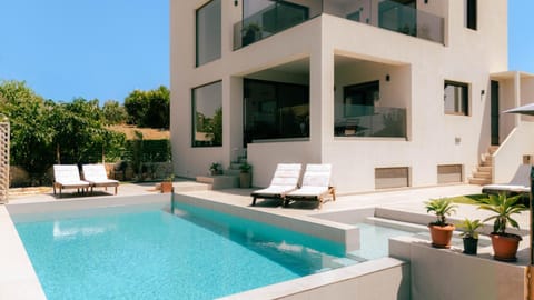 Balcony/Terrace, Garden view, Mountain view, Mountain view, Sea view, Sea view, Swimming pool, Swimming pool, internet, air conditioner
