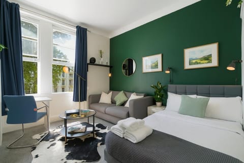 Bed, TV and multimedia, Living room, Photo of the whole room, Seating area, Bedroom, towels