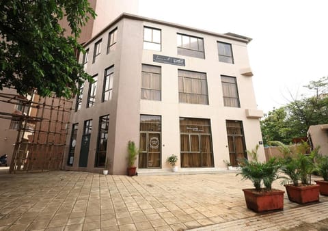 Property building, Facade/entrance, Day