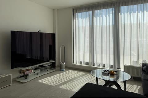 Communal lounge/ TV room, TV and multimedia, Living room, Seating area, Evening entertainment