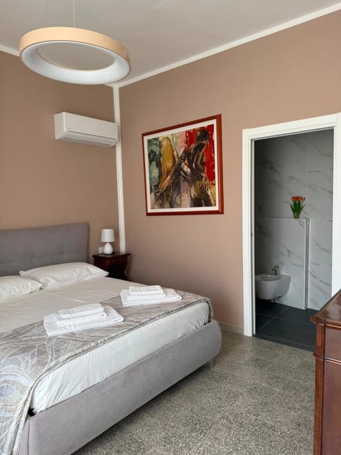 Bed, Bedroom, towels, air conditioner