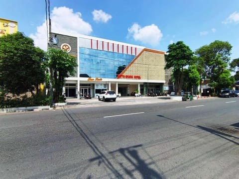Property building, Day, Neighbourhood, Street view, Location, Parking