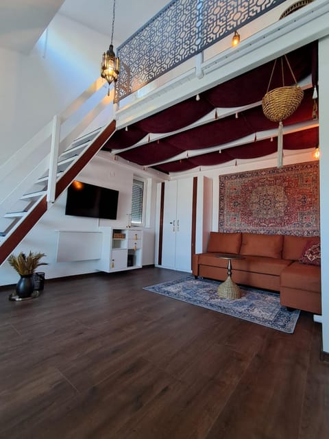 Communal lounge/ TV room, TV and multimedia, Living room, Seating area, Evening entertainment