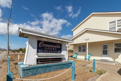 Property building, Day, Property logo or sign, Sea view, Street view