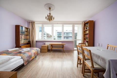 Bed, Library, Living room, Photo of the whole room, Seating area, Dining area