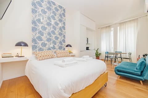 Bed, Living room, Photo of the whole room, Seating area, Bedroom