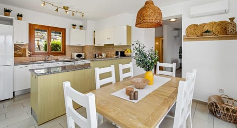 Kitchen or kitchenette, Other, Dining area