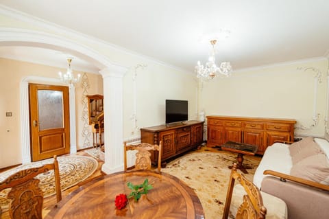 TV and multimedia, Living room, Seating area, Evening entertainment