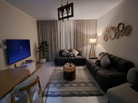TV and multimedia, Living room, Evening entertainment