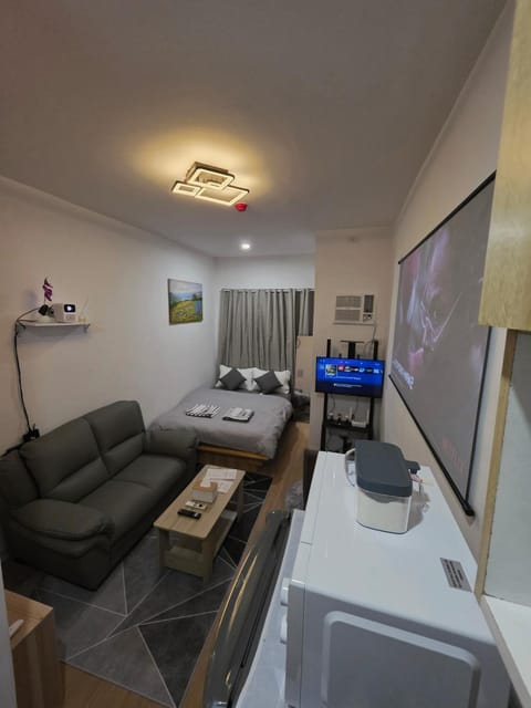 Communal lounge/ TV room, Bed, TV and multimedia, Living room, Photo of the whole room, Seating area, Evening entertainment, Bedroom