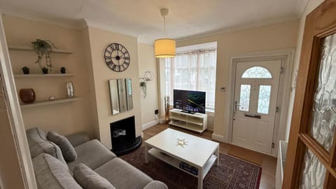 TV and multimedia, Living room, Photo of the whole room, Seating area, Evening entertainment