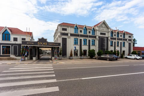 Property building, Facade/entrance, Street view, Location, Parking