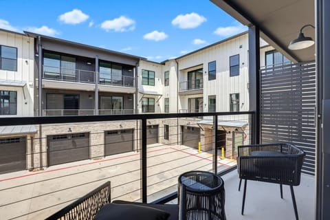 Property building, Day, Balcony/Terrace, Seating area