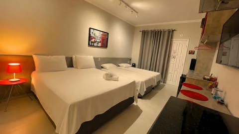 Bed, TV and multimedia, Photo of the whole room, Bedroom, towels