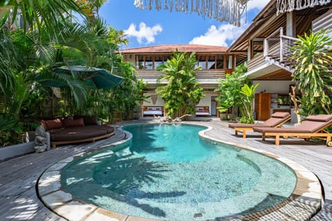 Property building, Patio, Spring, Day, Natural landscape, Garden, Garden view, Pool view, Swimming pool, sunbed