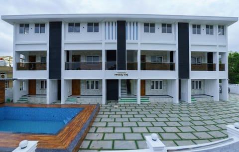 Property building, Day, Pool view, Swimming pool