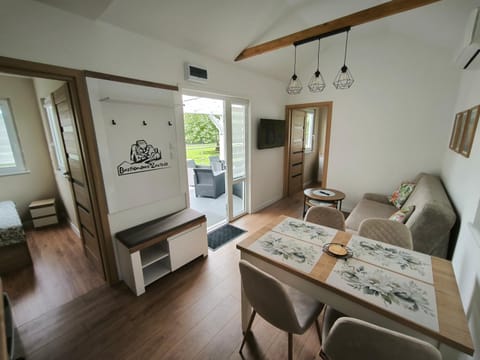 TV and multimedia, Living room, Seating area, Dining area