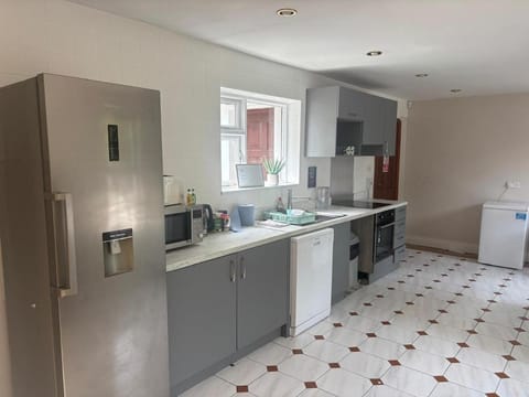 Kitchen or kitchenette, dishwasher, oven, toaster